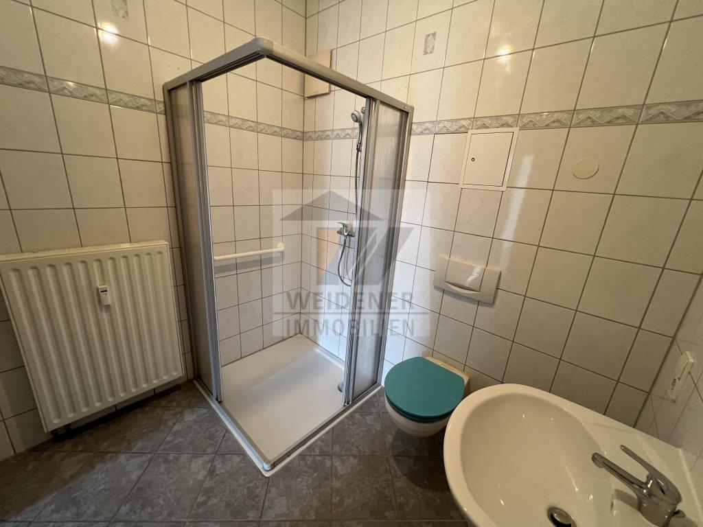 Neu Renoviert mit neuem Boden, Aufzug und Balkon! Schöne Single Wohnung - Photo 2