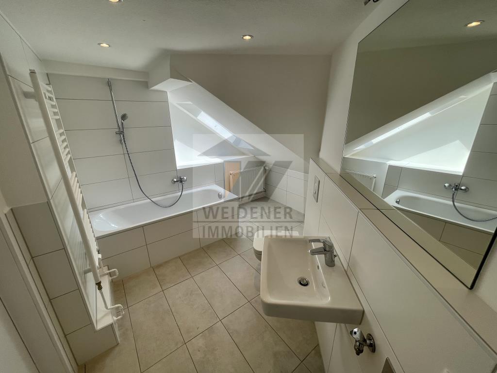 Mit Weitblick! 2,5 Raum DG Wohnung mit offener Küche im Wohnzimmer. Modernes Bad mit Wanne! - Photo 2