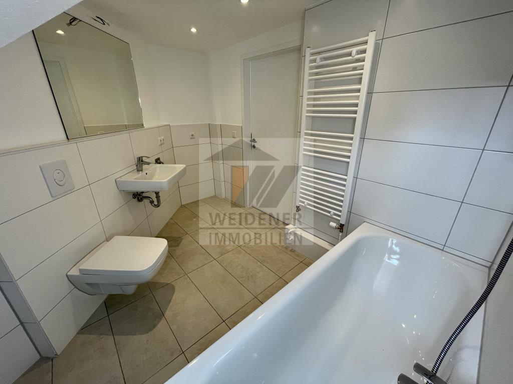 Mit Weitblick! 2,5 Raum DG Wohnung mit offener Küche im Wohnzimmer. Modernes Bad mit Wanne! - Photo 3