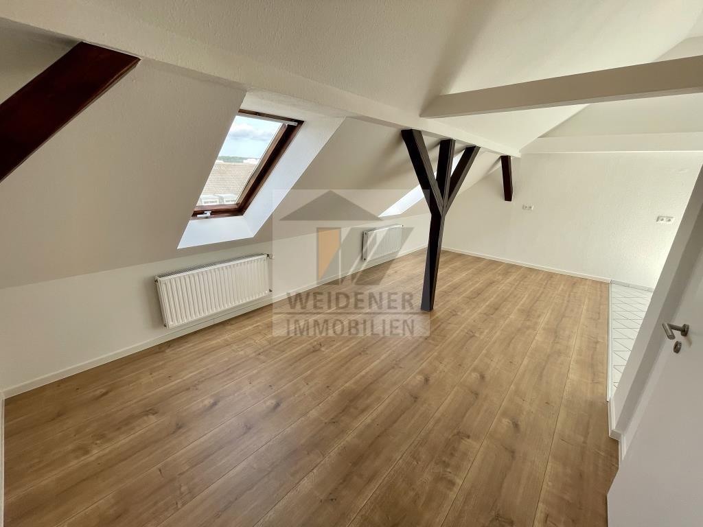 Mit Weitblick! 2,5 Raum DG Wohnung mit offener Küche im Wohnzimmer. Modernes Bad mit Wanne! - Photo 4