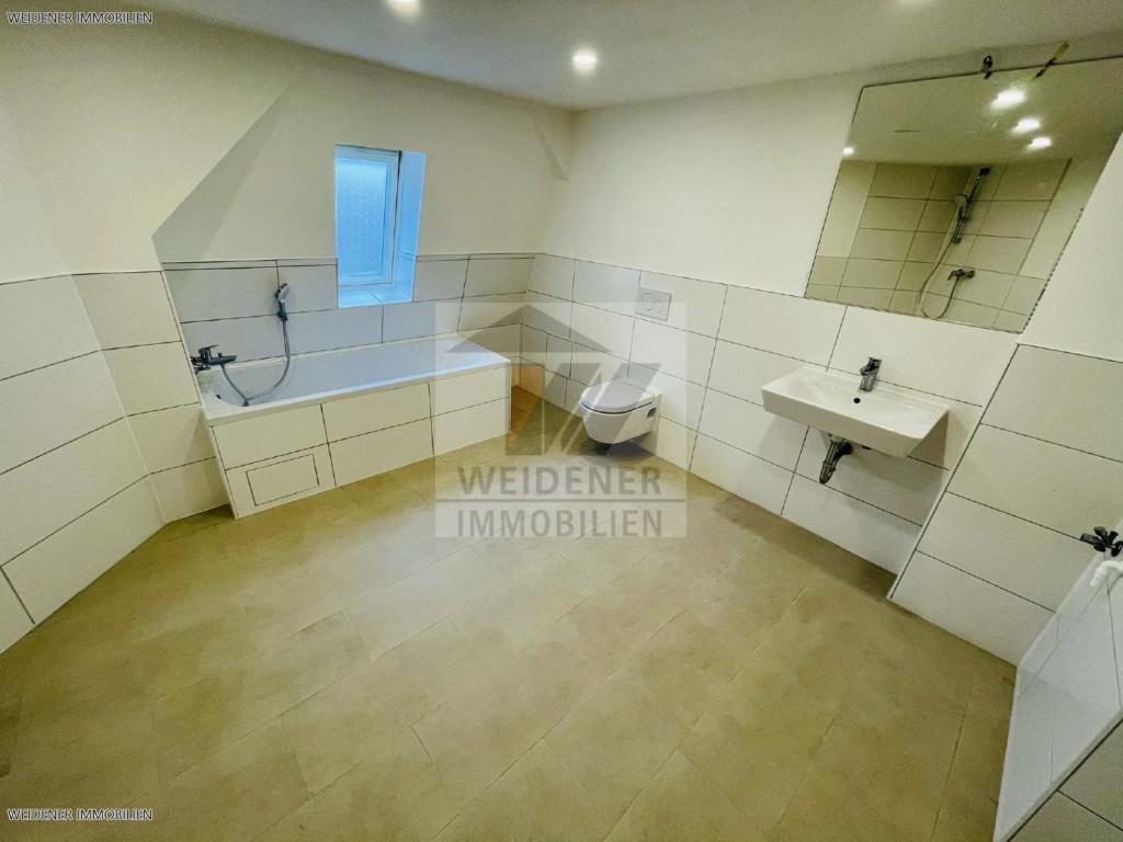 **Ihr neues Zuhause wartet: 4-Raum-Wohnung mit Komfort-Badezimmer und großzügigem Wohnambiente!** - Foto 5