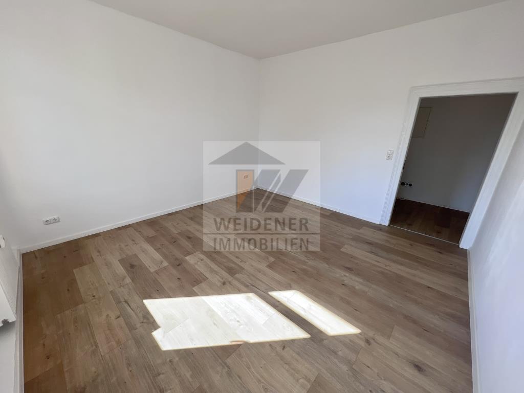 Sanierte 4-Raum-Wohnung mit Balkon und Einbauküche! - Foto 1