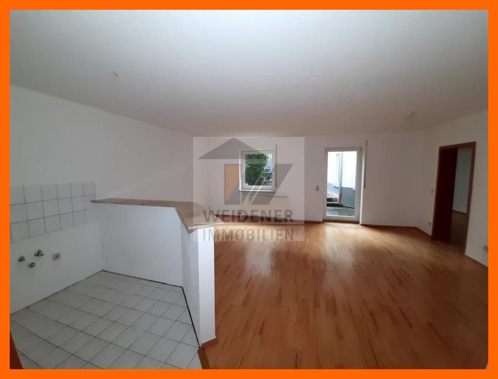 Wohnzimmer mit offener Küche