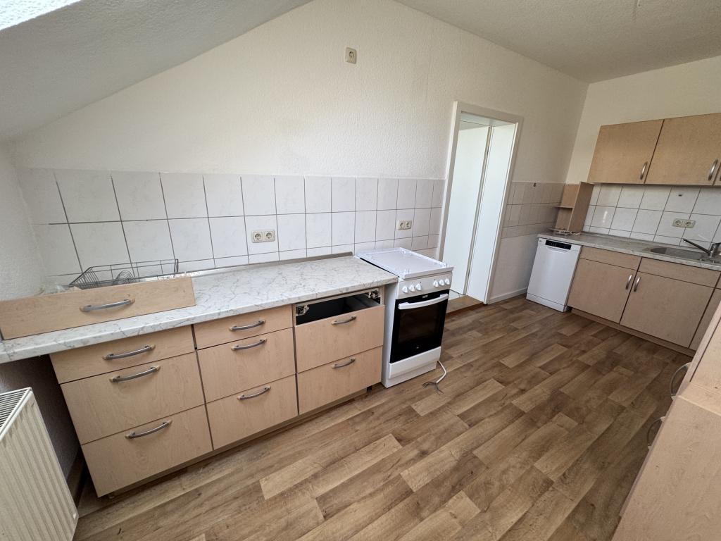 Mit Einbauküche! Preiswerte 2 DG-Zimmer Wohnung im Zentrum von Weida! - Foto 2