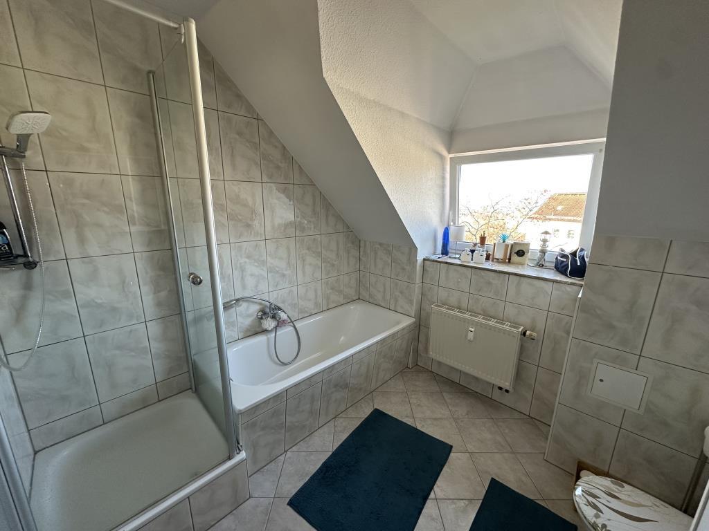 2 Raum DG-Wohnung - Bad mit Fenster, Wanne und Dusche - Photo 4