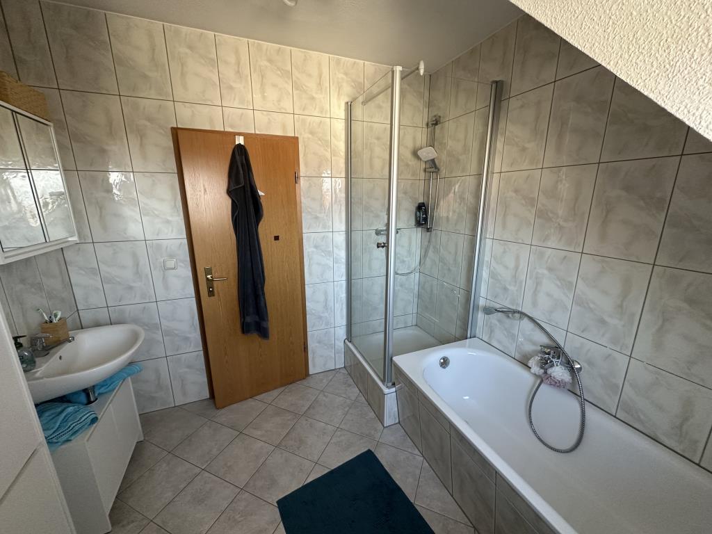 2 Raum DG-Wohnung - Bad mit Fenster, Wanne und Dusche - Photo 5