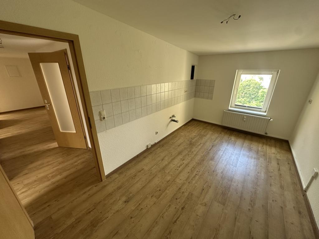 Blick über die Stadt! Gemütliche 3 Raum DG Wohnung mit großem Mietergarten. - Photo 2