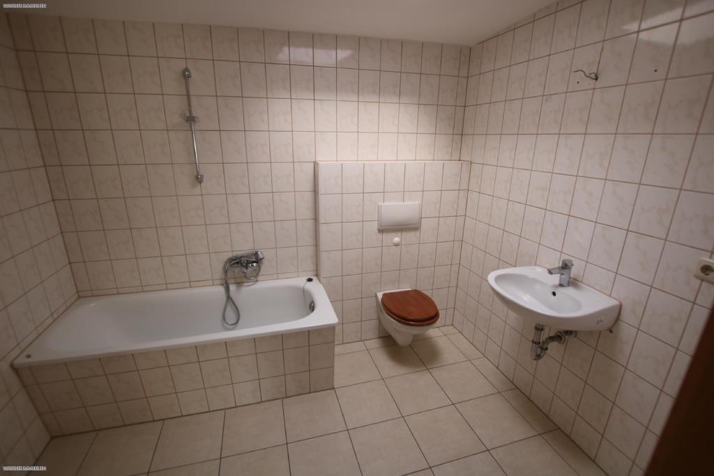 Blick über die Stadt! Gemütliche 3 Raum DG Wohnung mit großem Mietergarten. - Photo 1