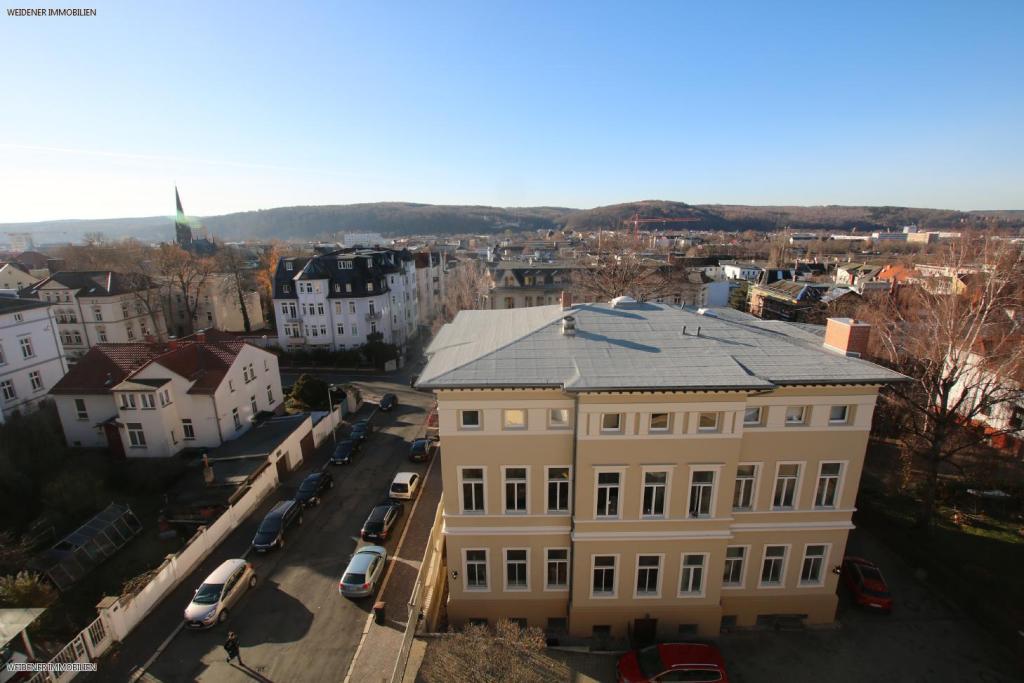 Blick über die Stadt! Gemütliche 3 Raum DG Wohnung mit großem Mietergarten. - Photo 3