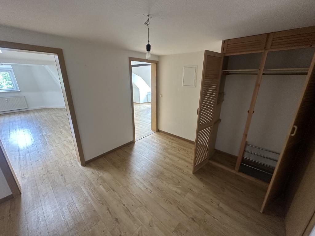 Blick über die Stadt! Gemütliche 3 Raum DG Wohnung mit großem Mietergarten. - Photo 1