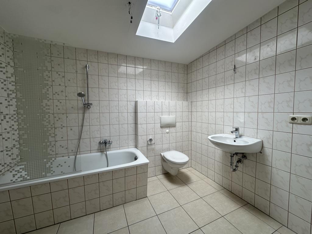 Blick über die Stadt! Gemütliche 3 Raum DG Wohnung mit großem Mietergarten. - Photo 5