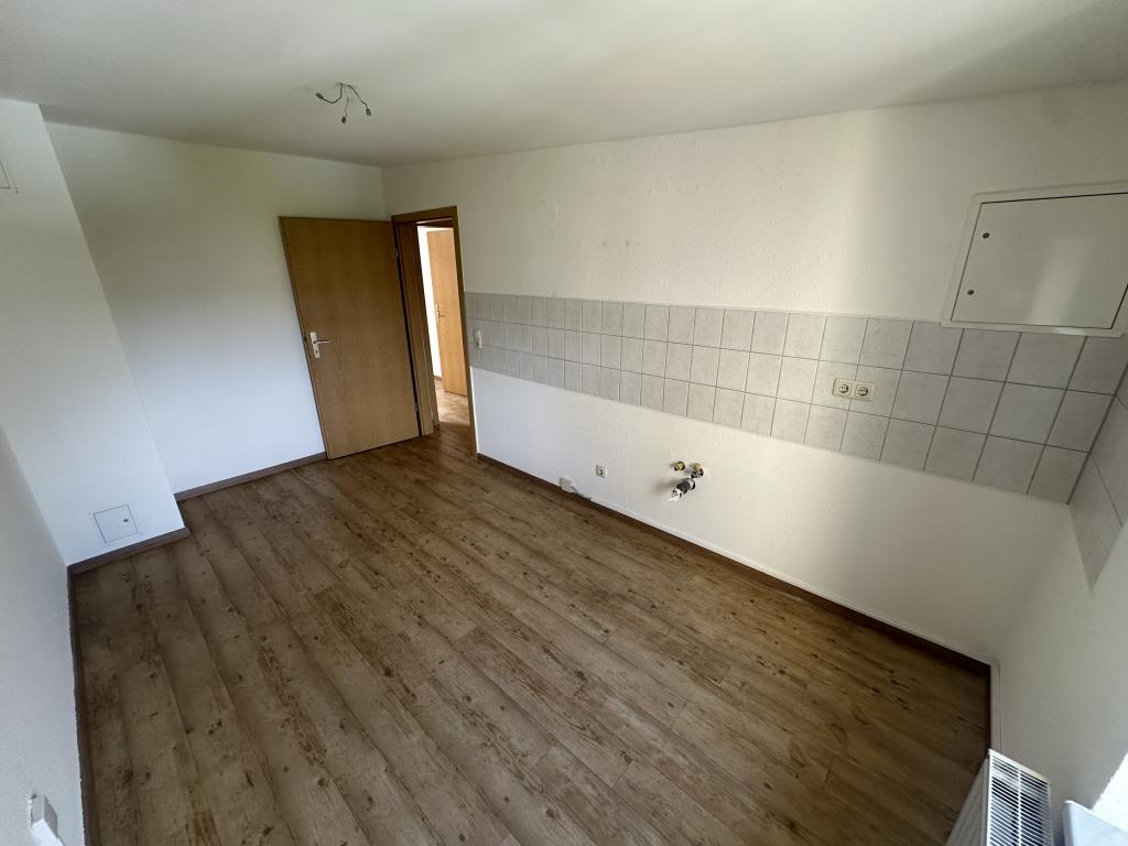Blick über die Stadt! Gemütliche 3 Raum DG Wohnung mit großem Mietergarten. - Photo 3