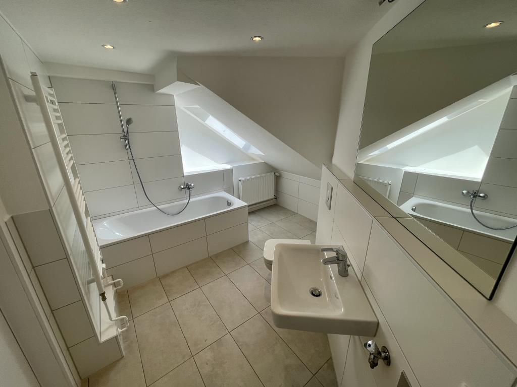 Mit Weitblick! 2,5 Raum DG Wohnung mit offener Küche im Wohnzimmer. Modernes Bad mit Wanne! - Photo 2