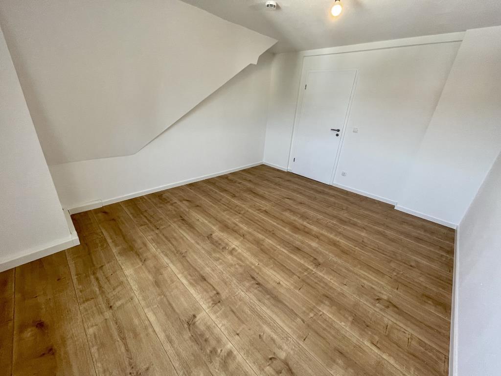 Mit Weitblick! 2,5 Raum DG Wohnung mit offener Küche im Wohnzimmer. Modernes Bad mit Wanne! - Photo 3