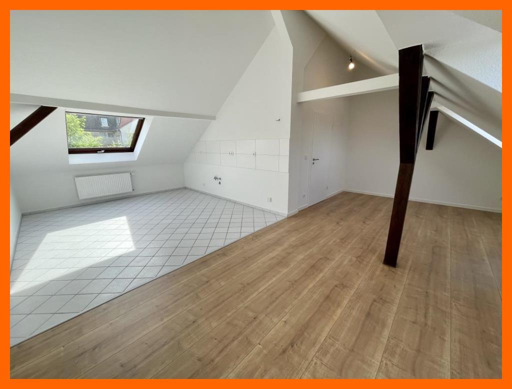 Mit Weitblick! 2,5 Raum DG Wohnung mit offener Küche im Wohnzimmer. Modernes Bad mit Wanne! - Photo 5