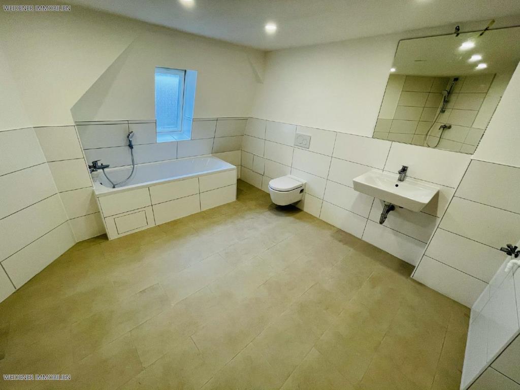 **Ihr neues Zuhause wartet: 4-Raum-Wohnung mit Komfort-Badezimmer und großzügigem Wohnambiente!** - Photo 3