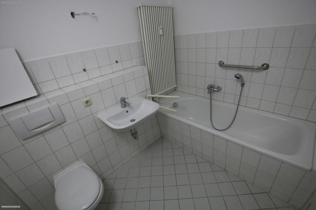 2 Raum DG-Wohnung mit Balkon und Blick ins Grüne. Bad mit Wanne! In Weida! - Photo 2