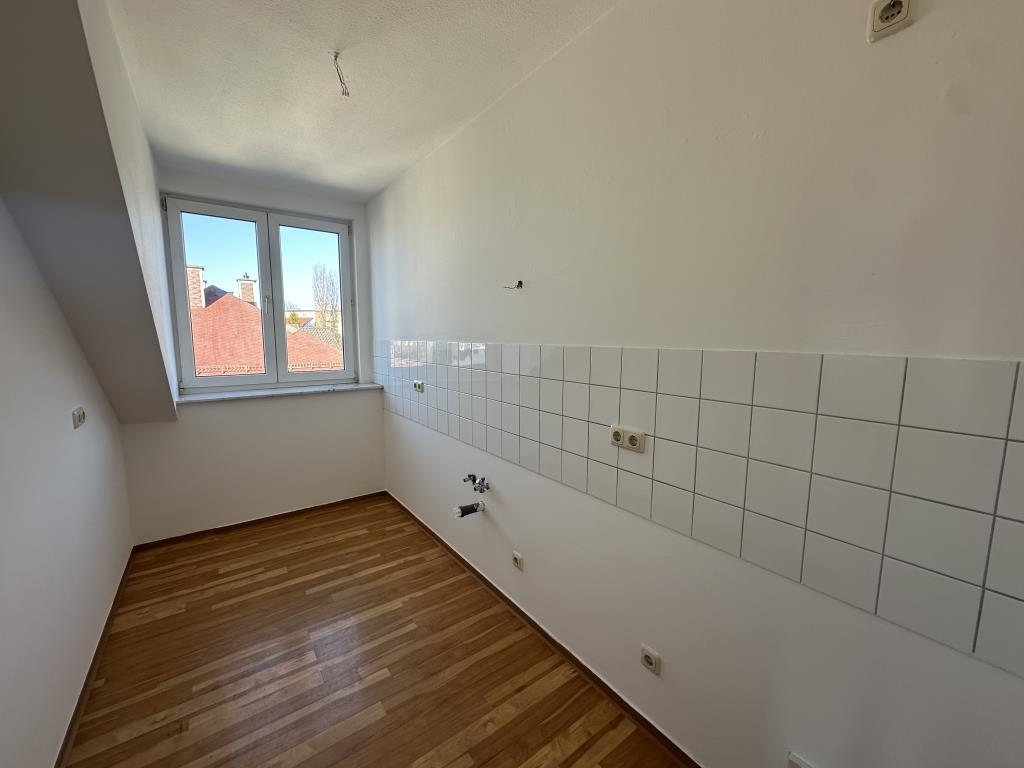 Sehr helle 2 Raum-Whg. mit Ausblick über die Stadt und Garage und *Bungalow auf dem Grundstück - Photo 1
