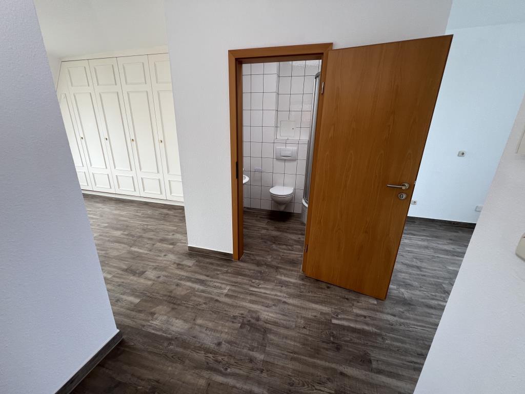 Was für ein Ausblick! 4 Raum Dachgeschoss-Wohnung mit Terrasse! - Photo 4