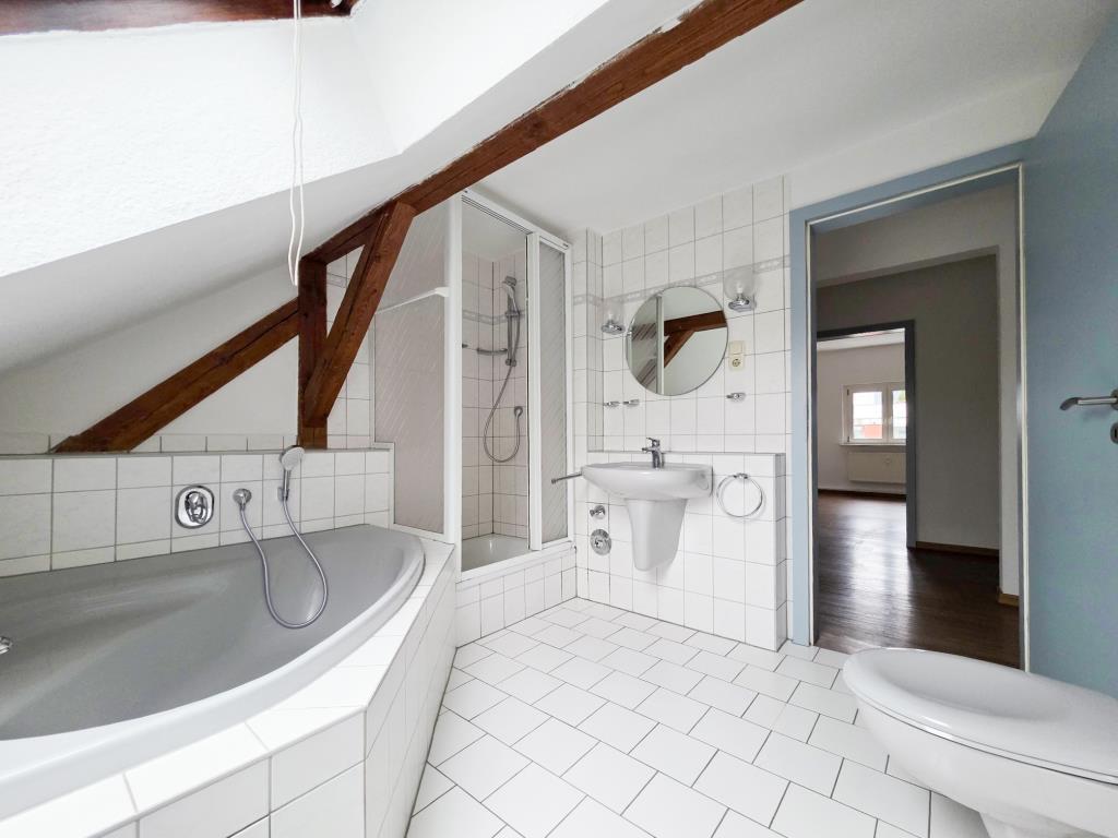 Schöne 3 Raum-Dachgeschoss Whg. mit Eckbadewanne - Photo 4