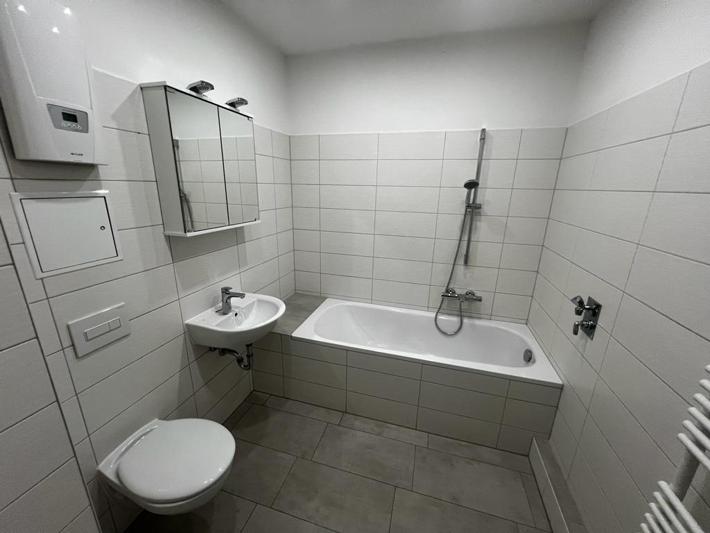 Sanierte 4-Raum-Wohnung mit Balkon und Einbauküche! - Foto 3