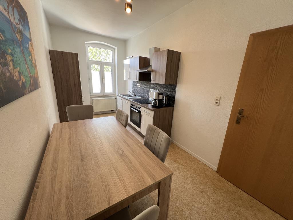 Neuwertige Einbauküche und kurze Wege ins Zentrum! Helle möblierte 2 Raum Wohnung - Photo 3