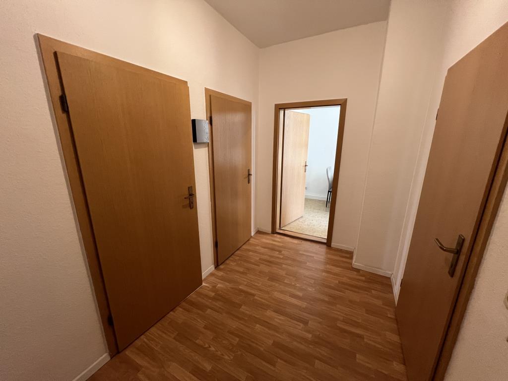 Neuwertige Einbauküche und kurze Wege ins Zentrum! Helle möblierte 2 Raum Wohnung - Photo 2