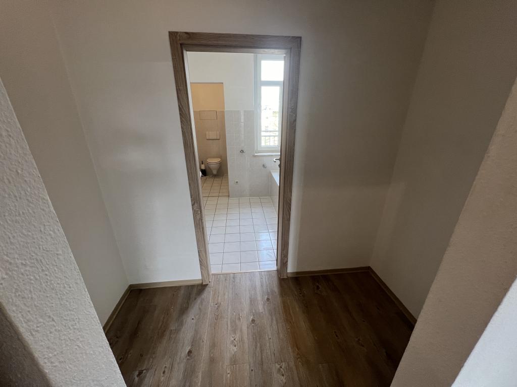 Erstbezug nach hochwertiger Sanierung! Charmante 2-Zimmer-Wohnung mit Balkon und Aussicht! - Photo 2