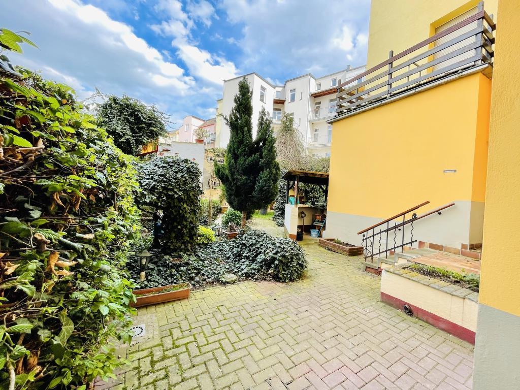 Neu Renoviert mit neuem Boden, Aufzug und Balkon! Schöne Single Wohnung - Photo 1