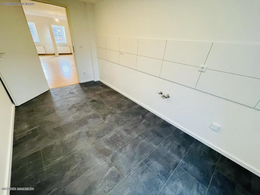 **Ihr neues Zuhause wartet: 4-Raum-Wohnung mit Komfort-Badezimmer und großzügigem Wohnambiente!** - Photo 3
