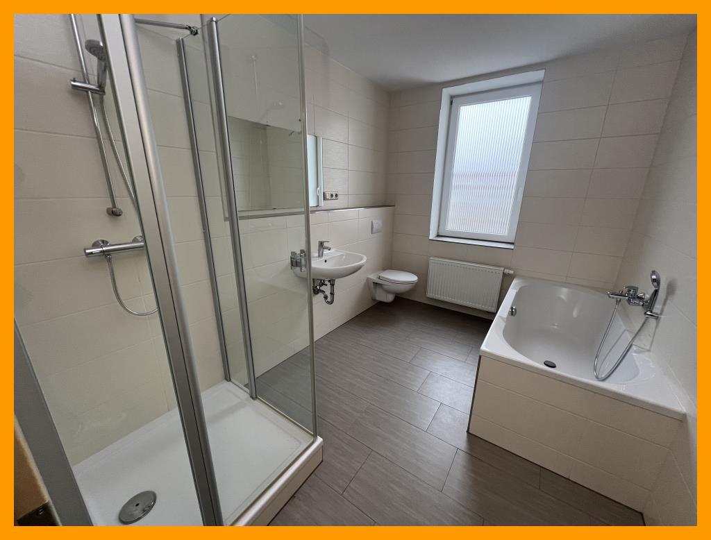Moderne 3 Raum-Wohnung mit stylischem Bad mit Fenster, Dusche und Wanne. - Photo 4