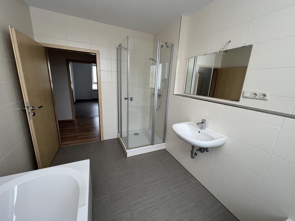 Moderne 3 Raum-Wohnung mit stylischem Bad mit Fenster, Dusche und Wanne. - Photo 3