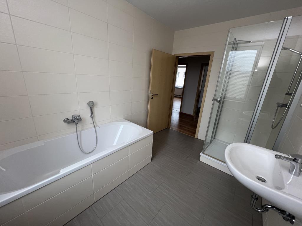Moderne 3 Raum-Wohnung mit stylischem Bad mit Fenster, Dusche und Wanne. - Photo 2