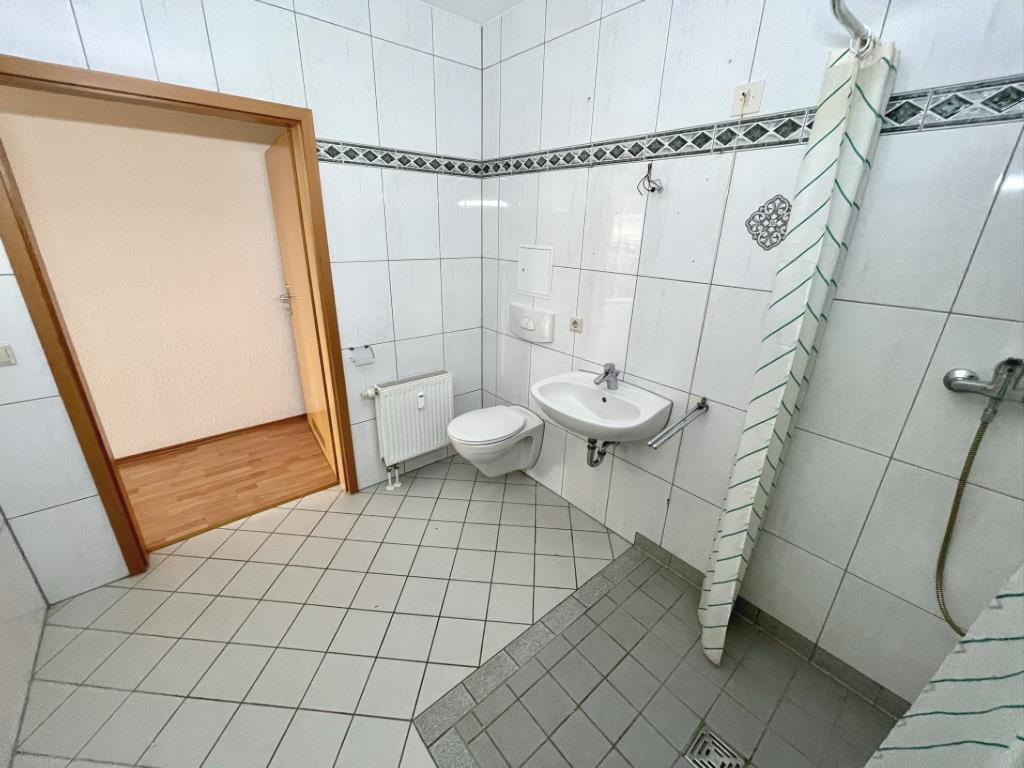 Schicke Wohnung mit Balkon und Aufzug nahe dem Stadtzentrum in ruhiger Lage! - Photo 5