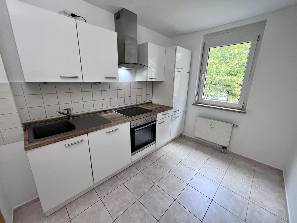 Idyllisch wohnen! 3-Raum Wohnung mit Einbauküche, Wanne und Süd-Balkon. - Photo 5