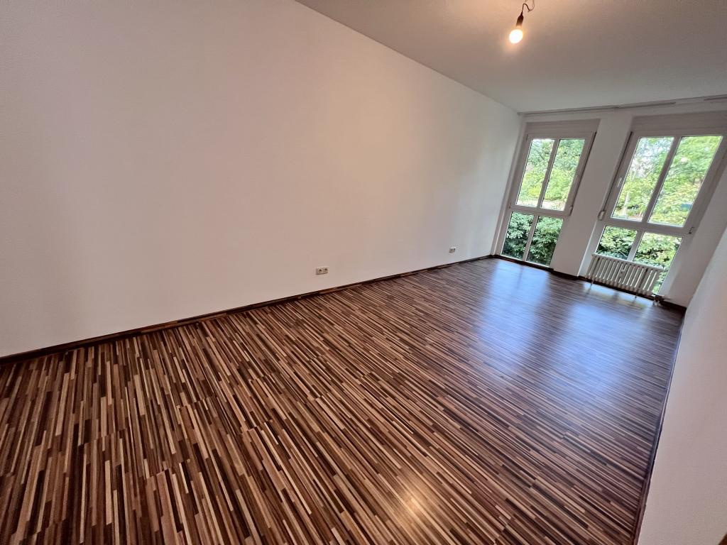 Idyllisch wohnen! 3-Raum Wohnung mit Einbauküche, Wanne und Süd-Balkon. - Photo 2