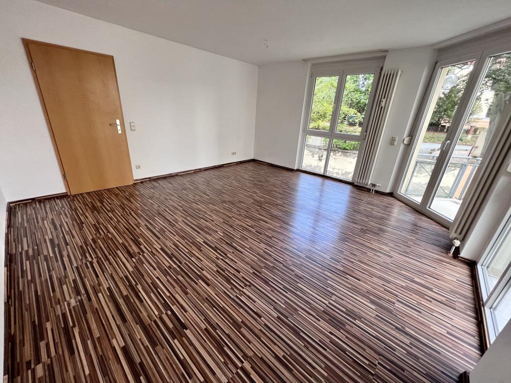 Idyllisch wohnen! 3-Raum Wohnung mit Einbauküche, Wanne und Süd-Balkon. - Photo 4