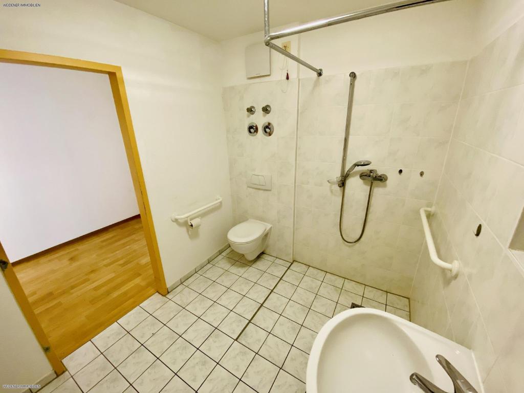 Süd-Balkon! 2-Raum Wohnung mit Dusche, Aufzug im Haus und Tiefgarage! - Photo 3