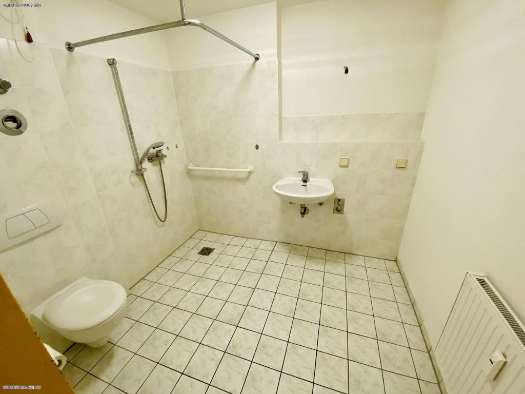 Süd-Balkon! 2-Raum Wohnung mit Dusche, Aufzug im Haus und Tiefgarage! - Photo 2
