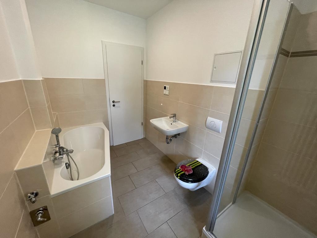 Moderne 2 Raum Wohnung mit Wanne, Dusche und Terrasse in Gera-Debschwitz! - Photo 2