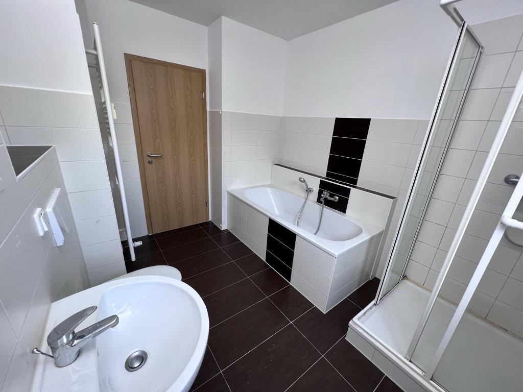 Modernes Bad und Balkon - 4 Raum Wohnung mit Wanne und Dusche zu vermieten! - Foto 2