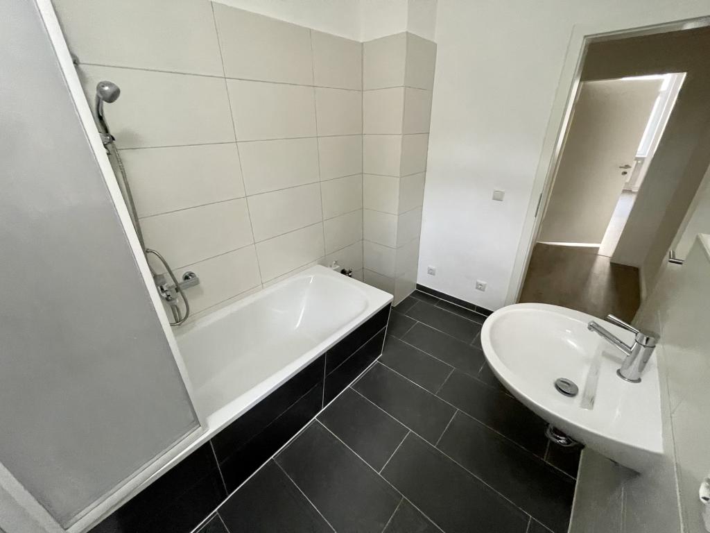 moderne 4 Raum Wohnung mit Balkon, Bad mit Wanne in Gera-Pforten! - Foto 2