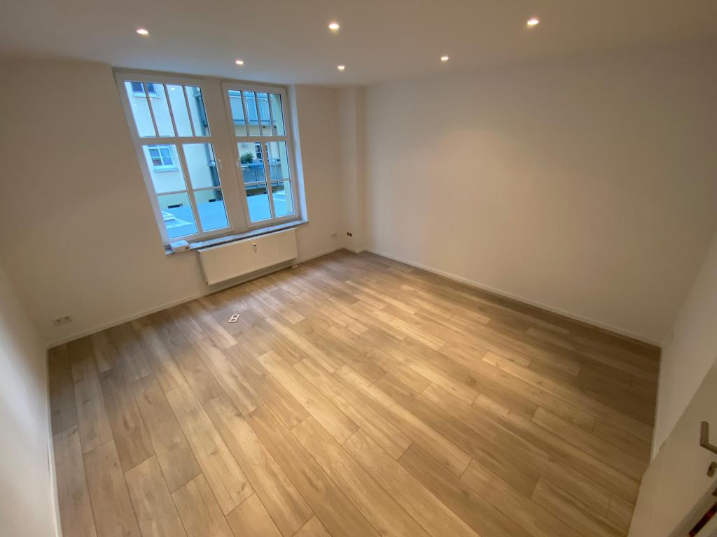 Außergewöhnlich wohnen! Großzügige 4-Raum-Wohnung mit Wohnküche, Komfortbad und Stellplatz in Gera. - Photo 1