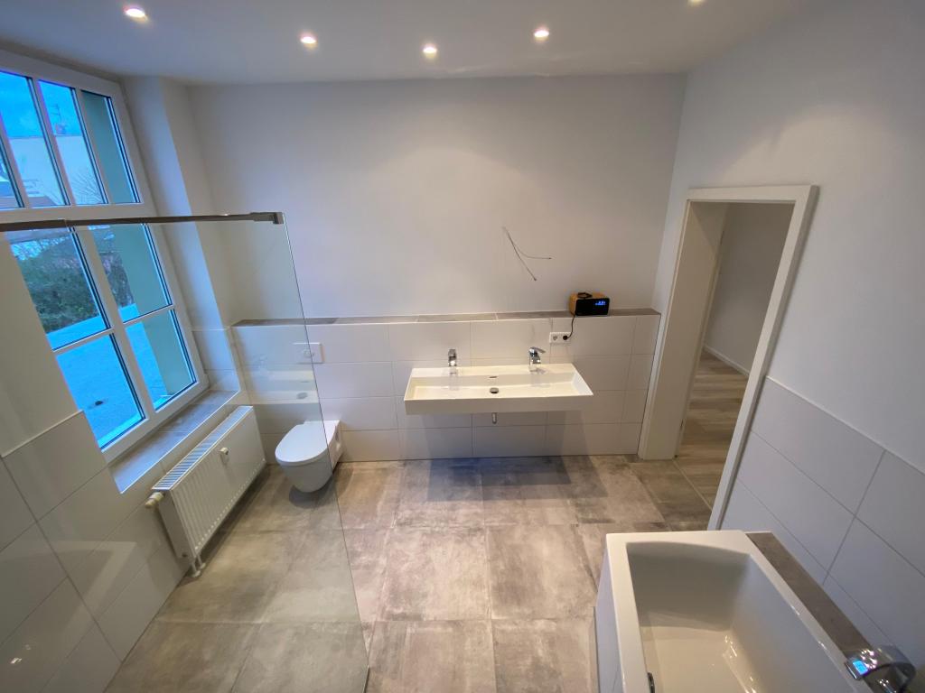 Außergewöhnlich wohnen! Großzügige 4-Raum-Wohnung mit Wohnküche, Komfortbad und Stellplatz in Gera. - Photo 3