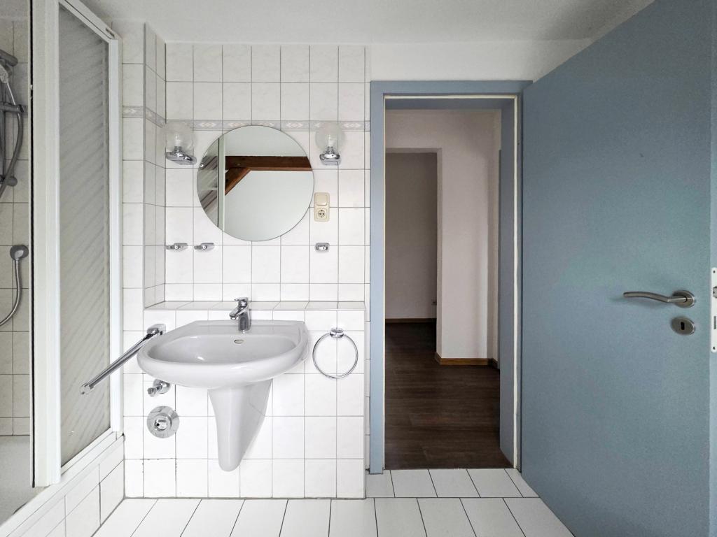 Eckbadewanne und Dusche - Tolle 3 Zimmer DG Wohnung mit Gartennutzung - Foto 3