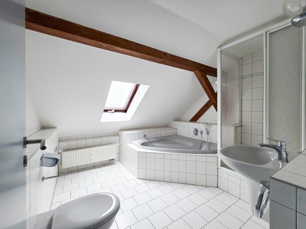 Eckbadewanne und Dusche - Tolle 3 Zimmer DG Wohnung mit Gartennutzung - Foto 4
