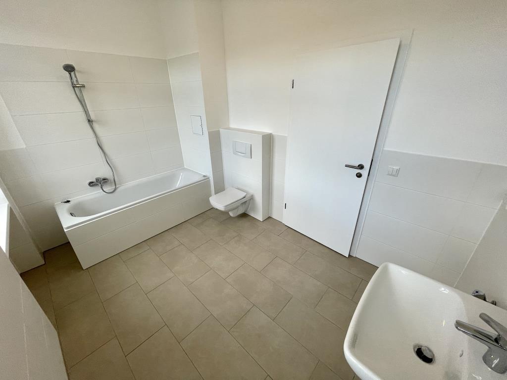 Modernisierte, helle 2 Zimmer Wohnung mit modernem Badezimmer! - Foto 4