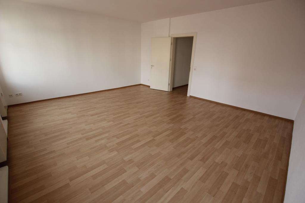 Große, möblierte 1-Raum Wohnung mit Balkon in zentraler aber ruhigen Lage von Gera! - Foto 1