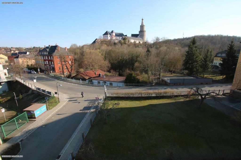 Fernblick auf die Osterburg! Großzügige 2-Raum-Wohnung in zentraler Lage von Weida! - Photo 2