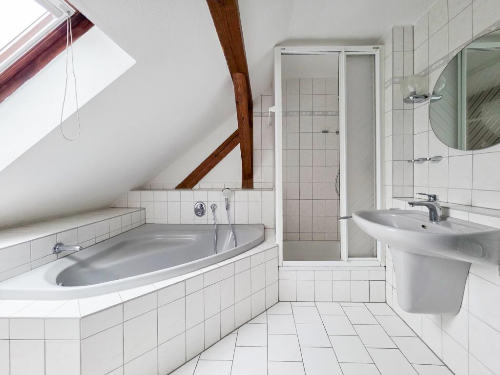 Schöne 3 Raum-Dachgeschoss Whg. mit Eckbadewanne - Photo 3